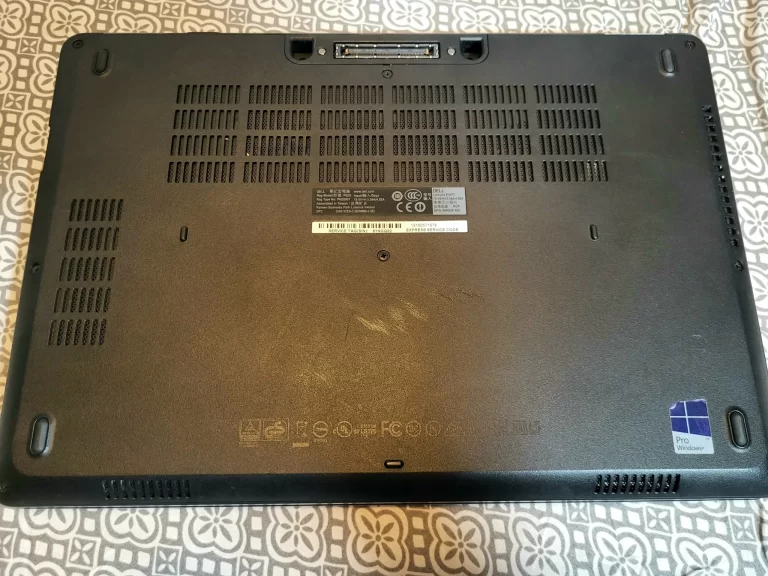 Dell Latitude E5470 Laptop 512GB HDD, Intel I5 Processor, 8GB Ram, Touchscreen bottom view