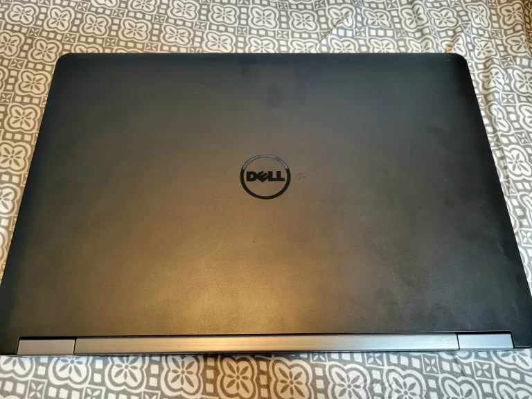 Dell Latitude E5470 Laptop 512GB HDD, Intel I5 Processor, 8GB Ram, Touchscreen top view