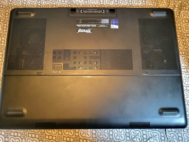 Dell Precision 7520 Laptop 1TB HHD, Intel I7 Processor, 32GB Ram, Touchscreen bottom view Dell Precision 7520 Laptop 1TB HHD, Intel I7 Processor, 32GB Ram, Touchscreen bottom view