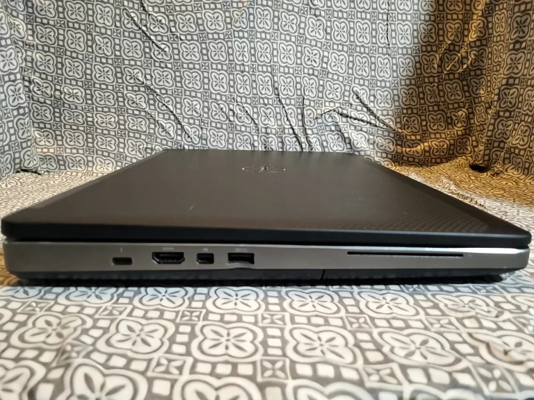 Dell Precision 7520 Laptop 1TB HHD, Intel I7 Processor, 32GB Ram, Touchscreen side one ports Dell Precision 7520 Laptop 1TB HHD, Intel I7 Processor, 32GB Ram, Touchscreen side one ports
