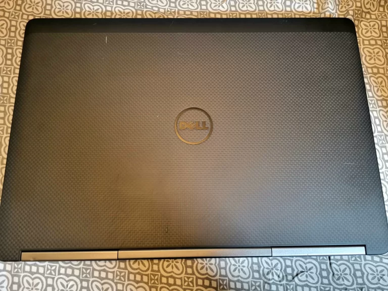 Dell Precision 7520 Laptop 1TB HHD, Intel I7 Processor, 32GB Ram, Touchscreen top view Dell Precision 7520 Laptop 1TB HHD, Intel I7 Processor, 32GB Ram, Touchscreen top view